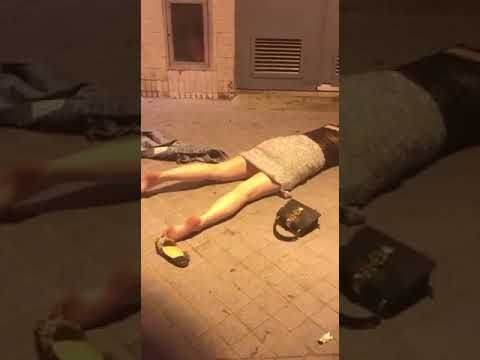 姑娘喝多了求被捡尸 Drunk woman sleeping on street