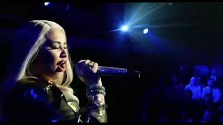 Demi Lovato - Performance katiana filme Eurovision - Detalhes da Demi  😍