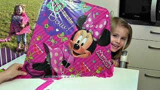 Hannah lässt ihren Minnie Maus Drachen steigen ♥ Disney Minnie Mouse Kite