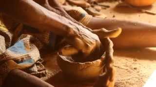 preview picture of video 'L'art de la poterie à Tiébélé au Burkina Faso. /The Art of pottery in Burkina Faso HD'