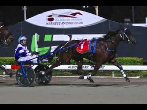 2017 AQWA Constructions Queensland Oaks 2138M Albion Park Australia : Shartin (NZ) (1:55:3)