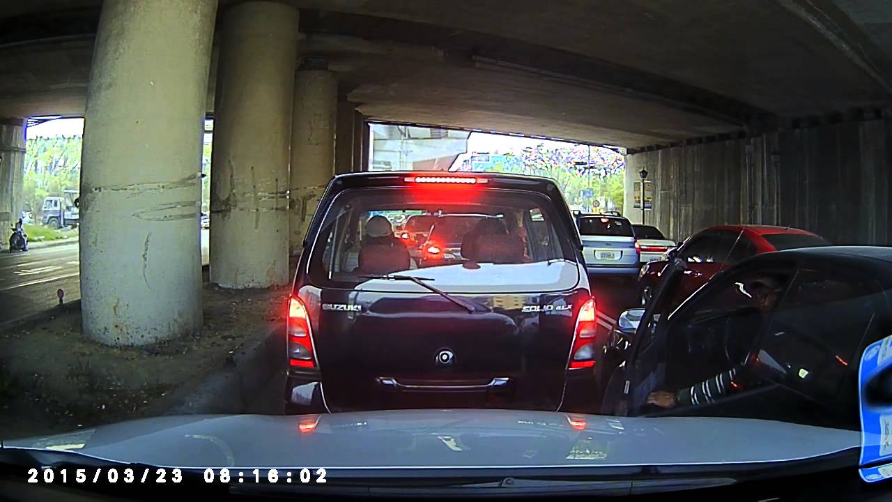 危險擋車又一招!匝道前「開車門」 悠閒吐痰擋後車