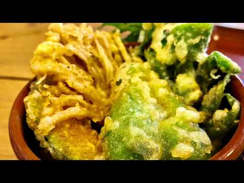 Restaurante DEEP “Manseian Main Branch” Muikamachi, ciudad de Minamiuonuma. Atraviesa el noren y te encontrarás en un laberinto. Un restaurante local regentado por una familia. Amado por los lugareños. Lo más destacado son los fideos soba y el mini tazón de tempura. No apto para personas a las que les gustan las cosas bonitas.