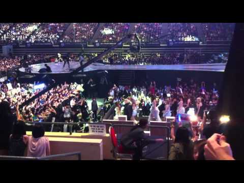 [ 111129 MAMA 2011 SG ] Super Junior & SNSD walking to backstage
