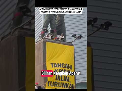 AKTIVIS GREENPEACE BENTANGKAN SPANDUK PROTES DI PATUNG BUNDARAN HI JAKARTA #ihsg #karhutla #demo