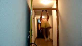 preview picture of video 'calisthenics on my door'