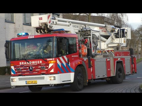 Brandweer Oss TS 21-3131 en HW 21-3151 met spoed naar Schoorsteenbrand aan de Kortfoortstraat in Oss
