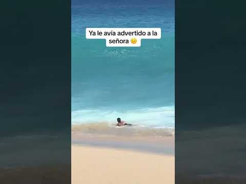 Woman Gets Stuck in Oncoming Waves While at Sea and is Rescued by Lifeguards - 1443943