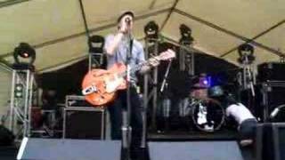 The Living End Singing Dirty Man For Me!