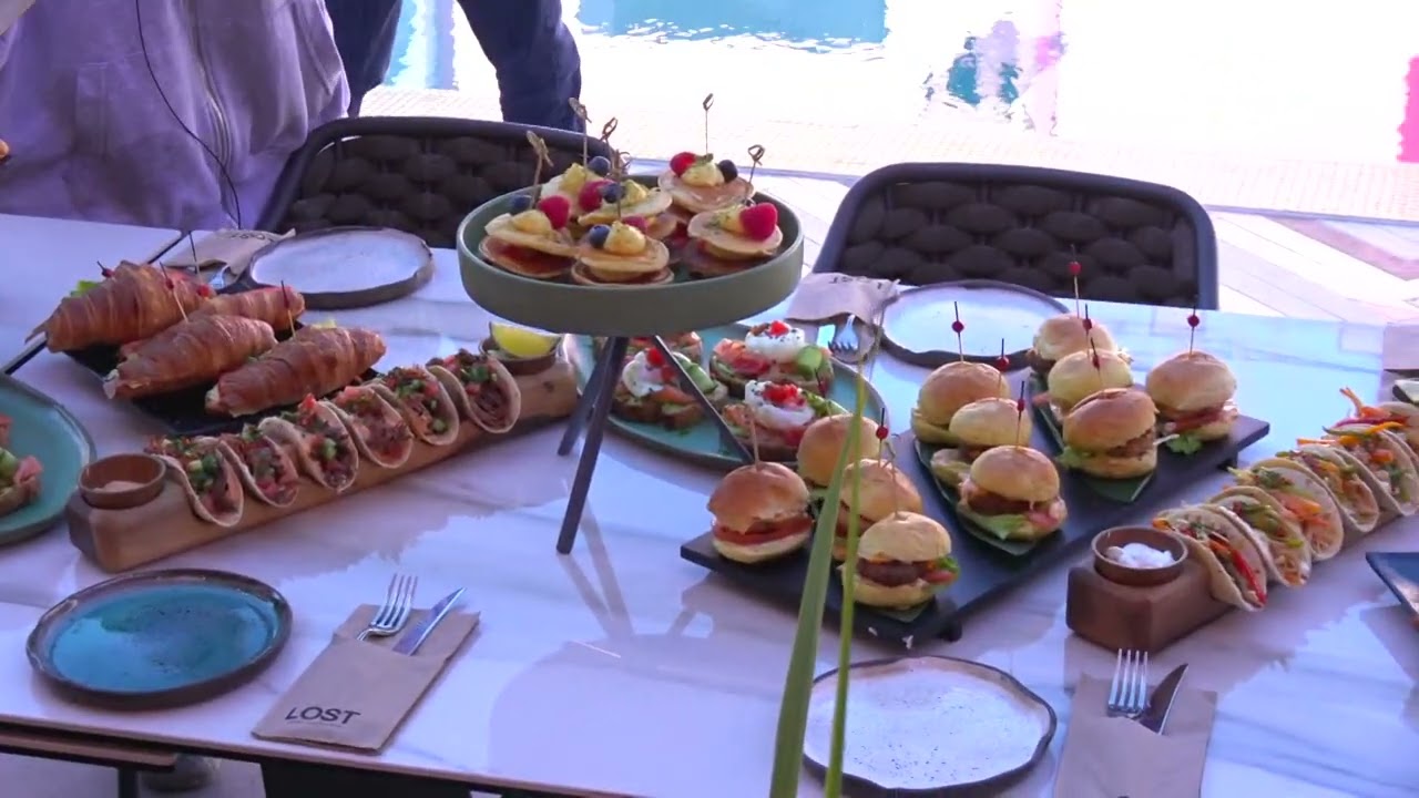 Brunch by Lori/ Banorët i pret mëngjesi gati në oborr