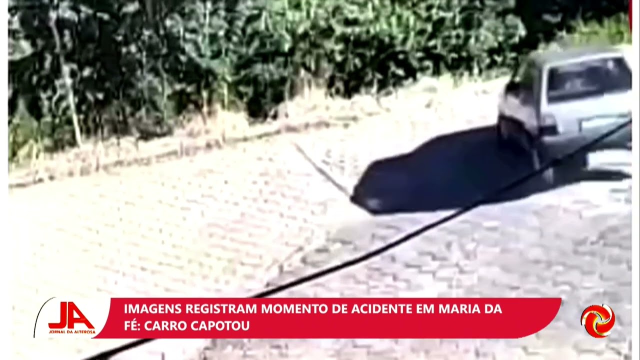 Imagens registram capotamento de veículo em Maria da Fé