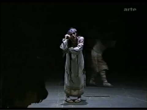 Ο «Ιερός χορός της Εκλεκτής» [Danse Sacrale] από την Ιεροτελεστία της Άνοιξης σε μουσική Ίγκορ Στραβίνσκι και χορογραφία Βάτσλαφ Νιζίνσκι, παραγωγή 1987. Παρακολουθούμε μια νεαρή κοπέλα να χορεύει μέχρι θανάτου ως θυσία για τη σωτηρία ολόκληρης της φυλής της. Κυριαρχεί το στοιχείο του πρωτογονισμού (π.χ. απότομες κινήσεις, κοστούμια εμπνευσμένα από παγανιστικές τελετές, μουσική που δεν έχει σταθερό μέτρο).