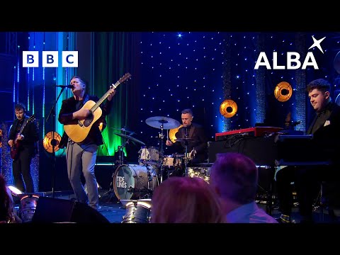 Tide Lines | Walking On The Waves | Cèilidh Na Bliadhn’ Ùire 2023 | BBC ALBA