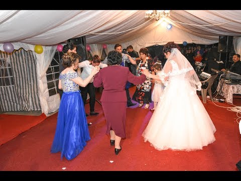 08 Dansuri frumoase la nunta in cort  -  Live!