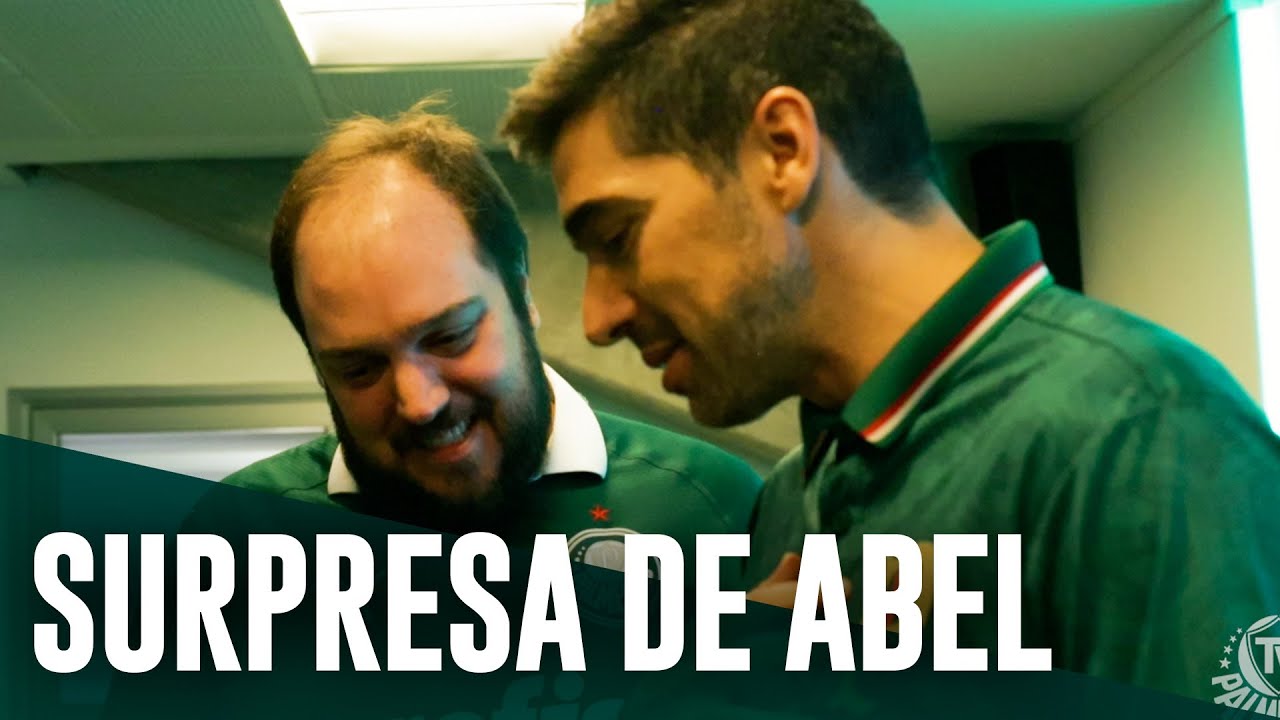 ABEL FERREIRA ENTREGA EM MÃOS CAMISA DESENHADA POR ELE