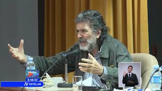 ¿Cómo se desarrolla el diálogo entre artistas y funcionarios de Cuba?