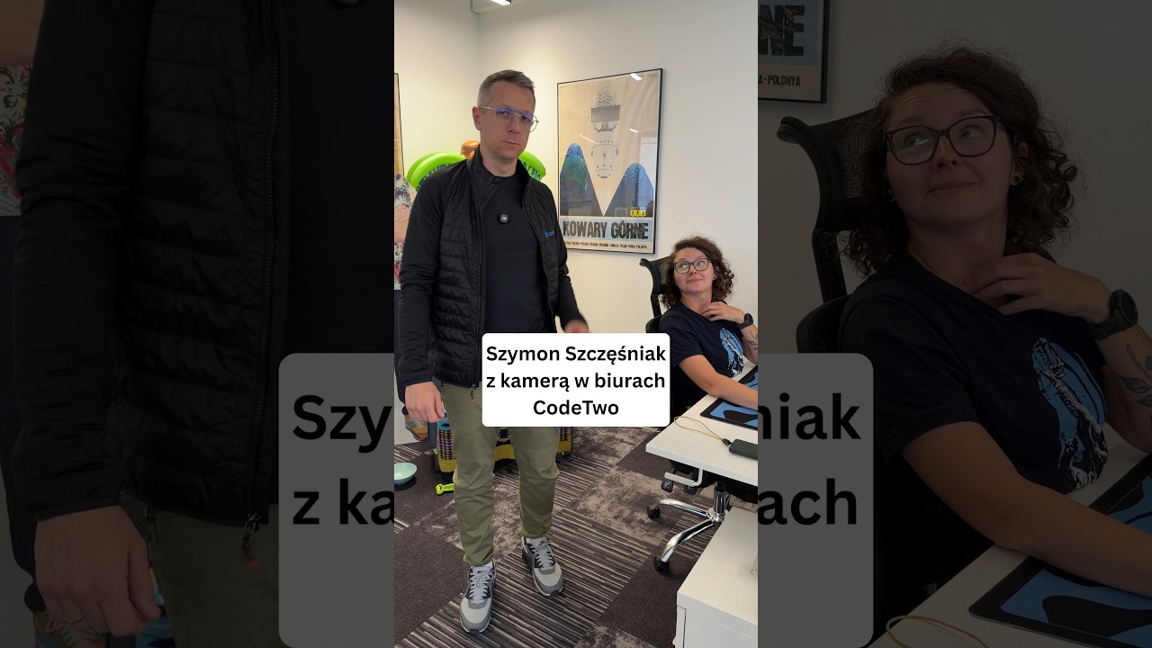 Szymon Szczęśniak (JSON) oprowadza Was z kamerą po biurach CodeTwo