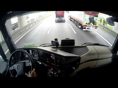 Pov driving mercedes actros 1845 - autista di camion a lunga percorrenza