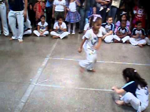 Maria Clara bispo jogando Capoeira