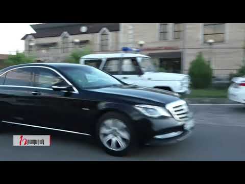 Նիկոլ Փաշինյանի ավտոշարասյունը դուրս է գալիս սրահի բակից