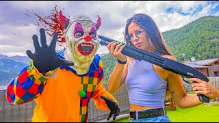 LA CHICA NOS SALVA DE LOS PAYASOS ASESINOS !! *ATACA A LOS PAYASOS* Makiman