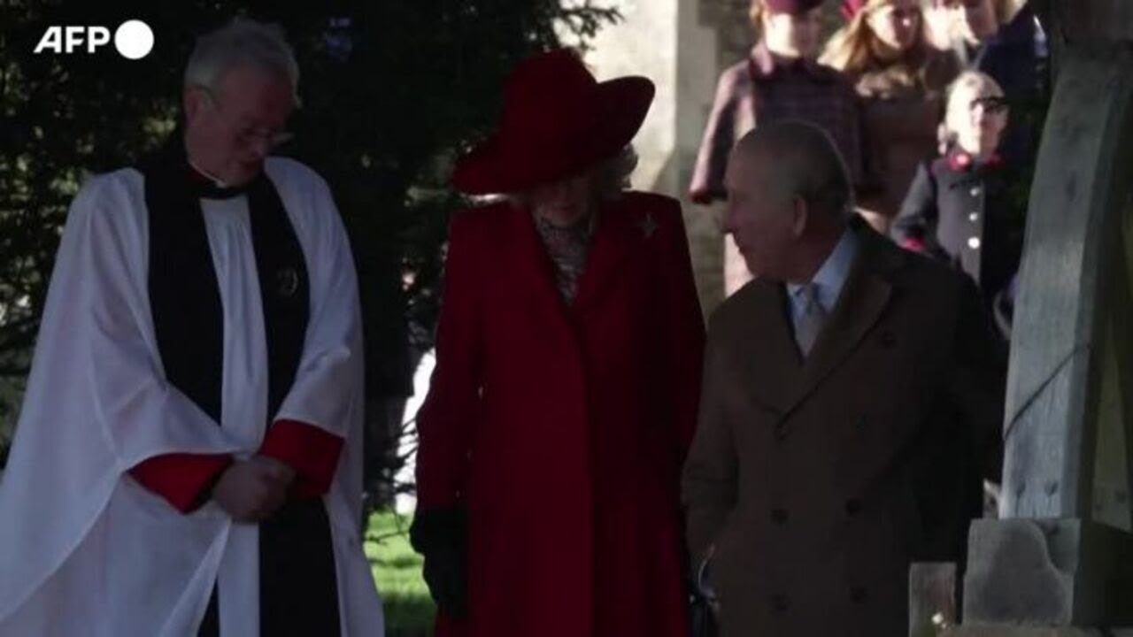 Regno Unito, i saluti della Royal Family dopo la messa di Natale