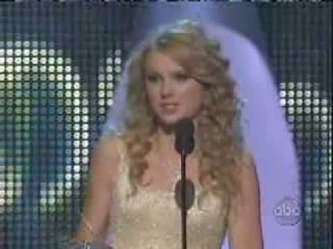 Taylor Swift winning CMA 2007 Horizon Award