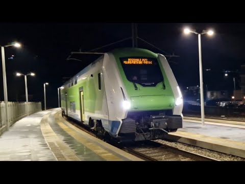30 minuti di orologio in stazione a Porto Ceresio con il Caravaggio etr521 033 Trenord