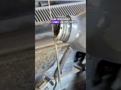 Forma correta de colocar óleo no motor do carro ? #carro #mecanico