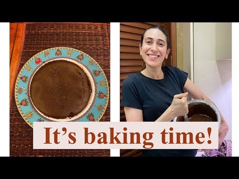 Karisma Kapoor bakes a delicious chocolate cake