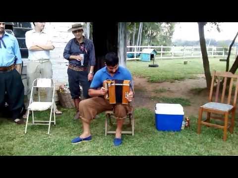 Grande gaiteiro mostrando como se toca a gaita de botão