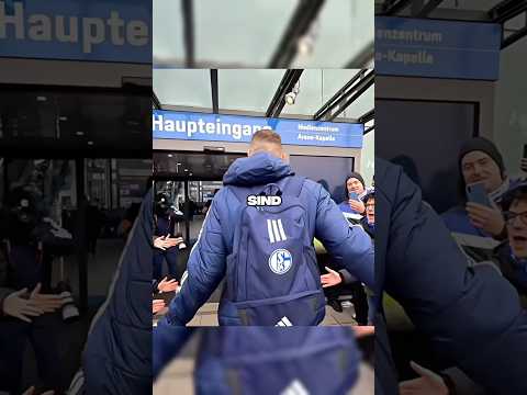 Edin Dzeko macht im ersten Spiel für Schalke direkt ein Tor