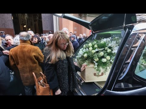 Il funerale del 16enne morto a Crans-Montana, la madre: «Qui c'è un corpo, la sua anima non finis...