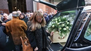 Il funerale del 16enne morto a Crans-Montana, la madre: «Qui c'è un corpo, la sua anima non finis...