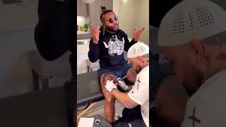 Kevin gates getting a new tattoo and at the same time previewing his new song #kevingates  #tattoo