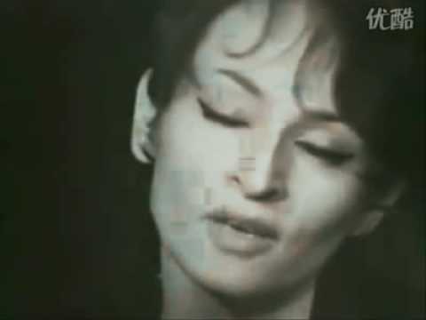 Η γαλλίδα Barbara [Μπαρμπαρά] (καλλιτεχνικό ψευδώνυμο της Monique Andrée Serf [Μονίκ Αντρέ Σερφ], 1930-1997)&nbsp;ερμηνεύει το «Ma plus belle histoire d'amour» (1967), ένα από τα εμβληματικότερα τραγούδια της. Με τη βαθιά, σκούρα και υποβλητική χροιά της, η «μεγάλη κυρία με τα μαύρα της γαλλικής μουσικής» ενσάρκωσε το πρότυπο της δραματικής μεσοφώνου στο πλαίσιο του γαλλικού σανσόν, αποδίδοντας με σπάνια εσωτερικότητα τον λυρικό στοχασμό για τον έρωτα.