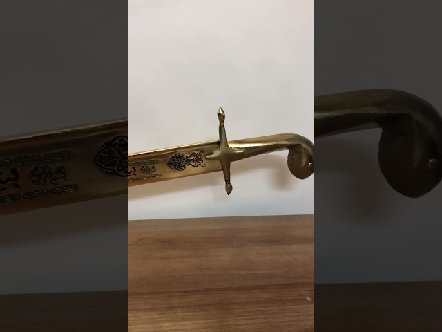 سيف طويل مذهب قبضة خشبي مذهب مع قاعدة ذهبية