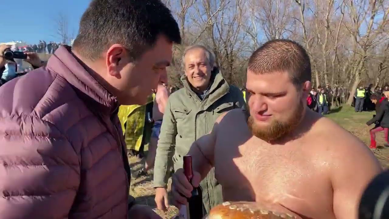 Борец от Димитровград спаси кръста на Богоявление