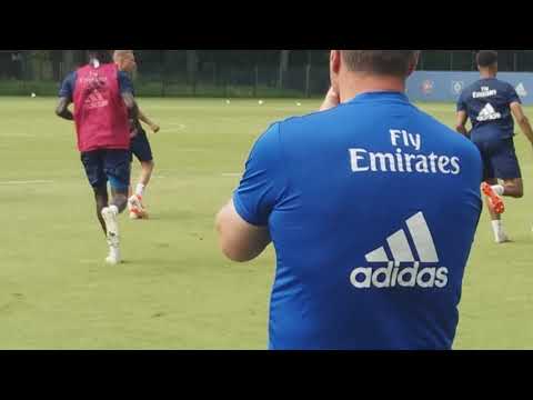 Der Trainer guckt genau hin und gibt Anweisungen!💪👍💪⚽️