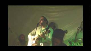 Shlomo Carlebach "Samchem" Benyamin Steinberg 2010 (הזמר והיוצר בנימין שטיינברג) - התמונה מוצגת ישירות מתוך אתר האינטרנט יוטיוב. זכויות היוצרים בתמונה שייכות ליוצרה. קישור קרדיט למקור התוכן נמצא בתוך דף הסרטון