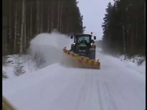 Arctic Machine Oy - Diagonal plough in front of tractor