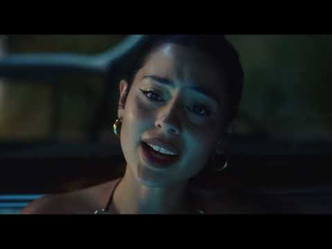 Euphoria (S02E06) - Maddy and Samantha (Theo's mom) at her pool