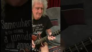 Download lagu Brian May playing we are the champions in his living room!! #queen #brianmay #guitar mp3