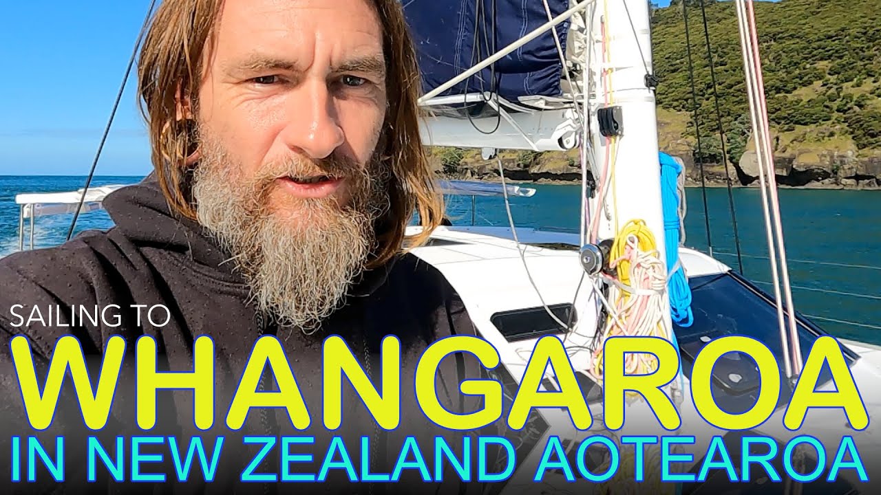 Navegando a Whangaroa en Nueva Zelanda en un catamarán de 50 pies