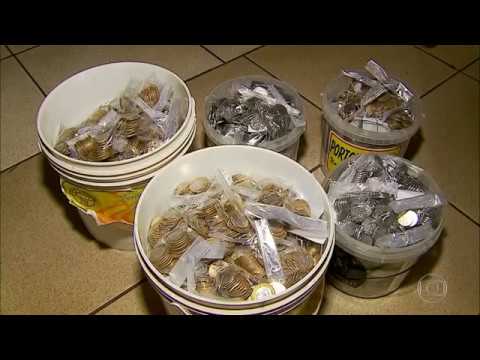 Fantástico - Mineiro fica 25 anos juntando moedas para realizar sonho de comprar moto.