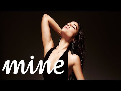 Adriana Ugarte baila bajo la luz de los focos para la Revista Mine.