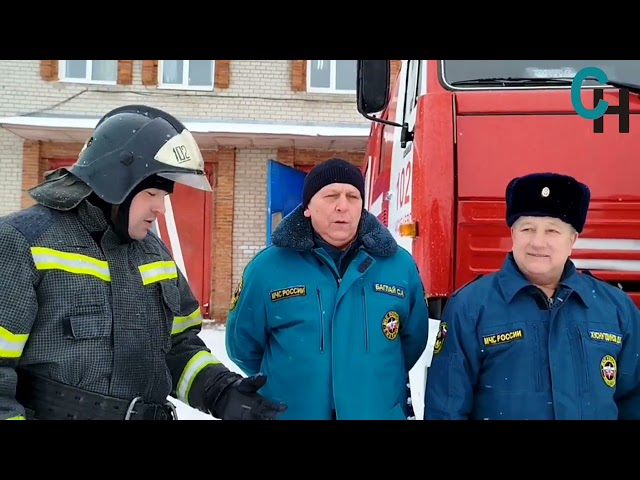 Фонтан из брандспойтов и звуки сирен: в Аксубаевском районе проводили на пенсию сотрудников пожарной части