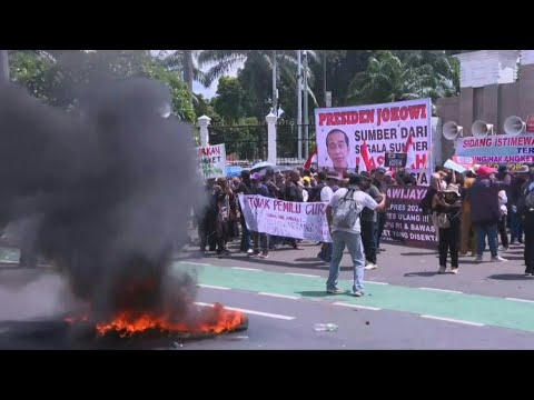Indonesia: Hundreds protest in front of parliament against alleged poll interference | AFP