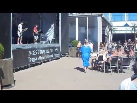 Gunnel jazzar ungt på Solgården i Tylösand 2015