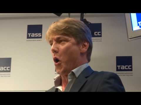 Денис Седов поёт арию Фигаро из оперы Моцарта